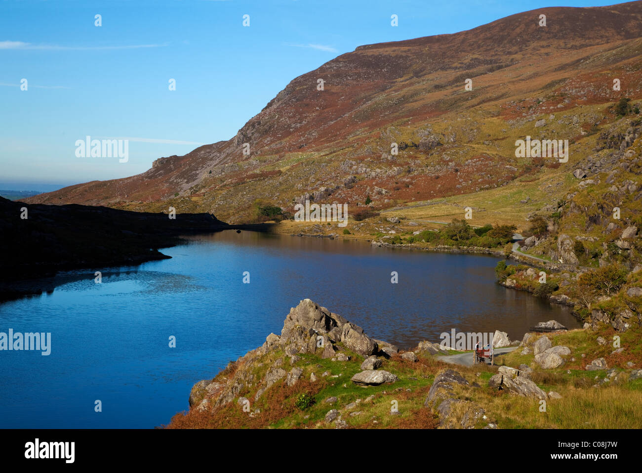 Distante Jaunting Car, Lago Nero il gap di Dunloe, Parco Nazionale di Killarney, nella contea di Kerry, Irlanda Foto Stock
