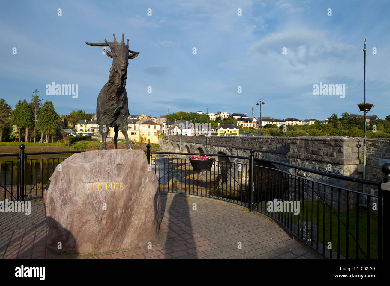 La scultura del puck capra accanto al ponte sul fiume Laune, Killorglin, ubicazione del puck fair, Ring of Kerry County Kerry, Irlanda Foto Stock