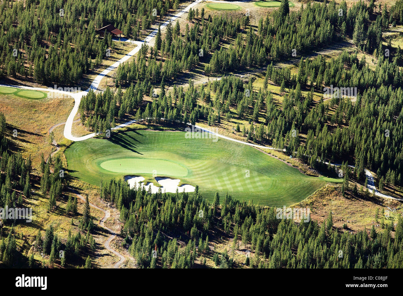 Una veduta aerea del fairway e green in una località di montagna campo da golf Foto Stock