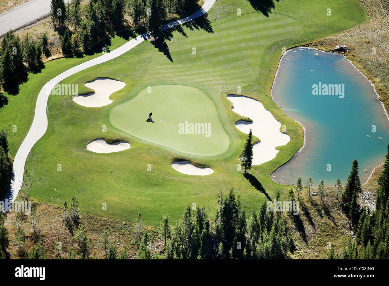 Una veduta aerea di una falciatura greenskeeper il verde in una località di montagna campo da golf Foto Stock