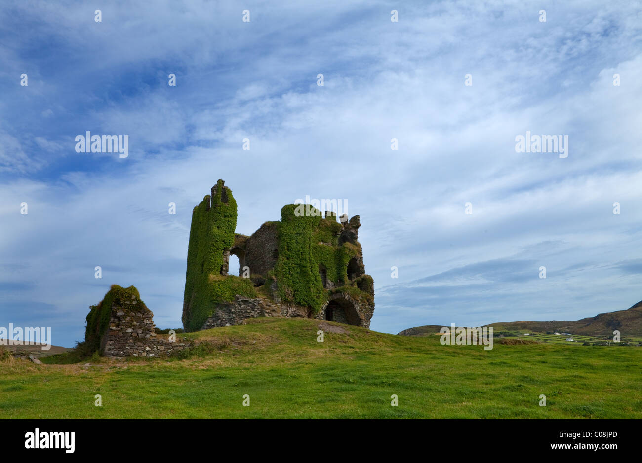Le rovine del XVI secolo Ballycarbery Castle, vicino Cahirciveen, l'anello di Kerry, la Contea di Kerry, Irlanda Foto Stock