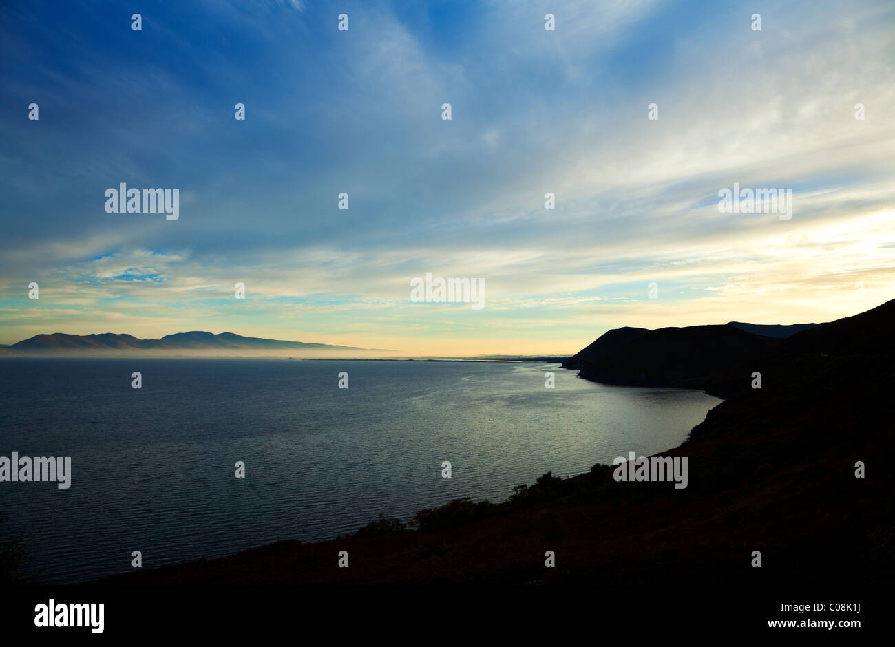 Guardando sulla baia di Dingle per la penisola di Dingle dalla strada costiera nei pressi di Glenbeigh sul Ring di Kerry County Kerry, Irlanda Foto Stock