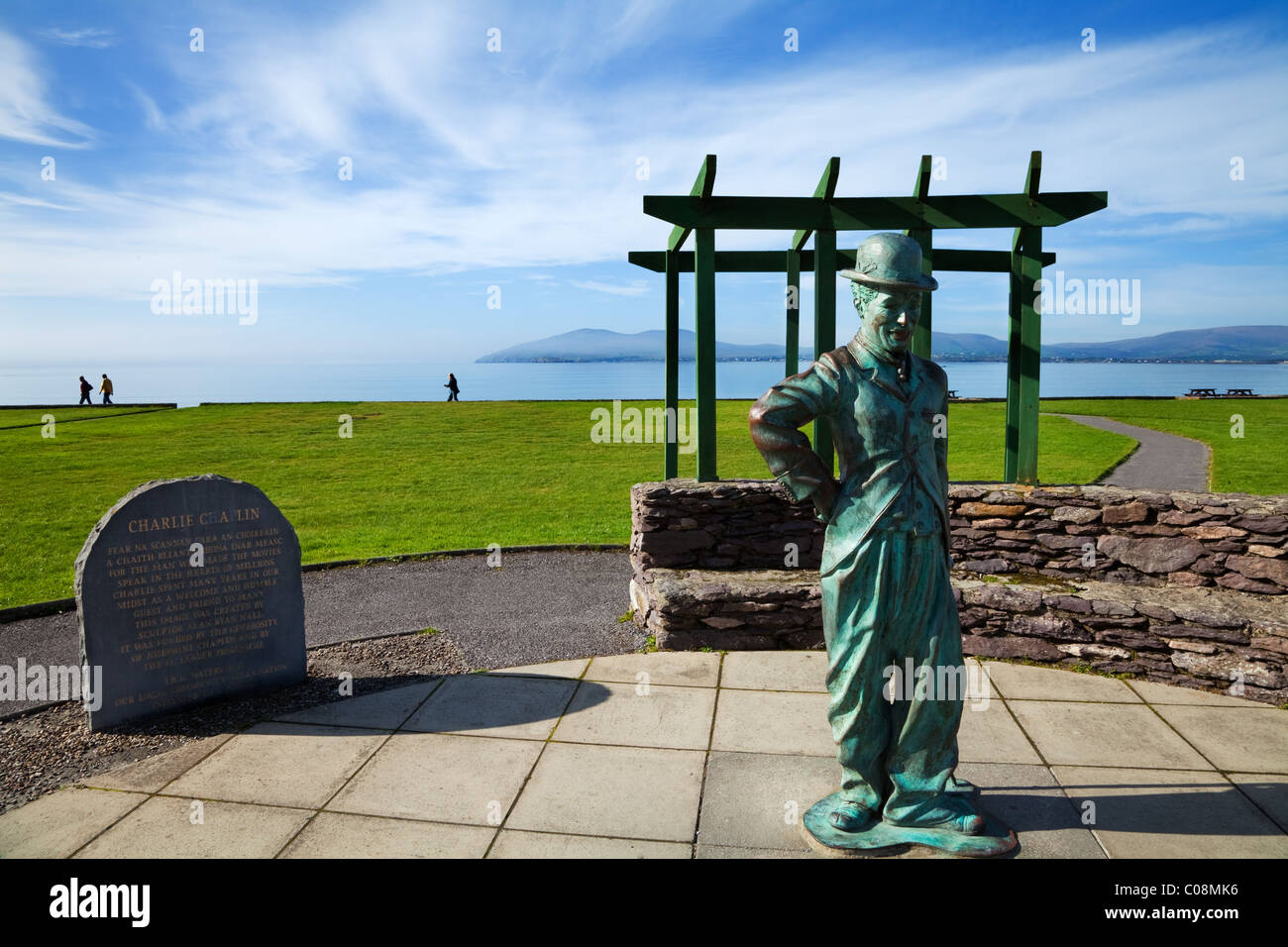 Scultura di Alan Ryan Hall di Charlie Chaplin, un visitatore frequente a Waterville, sull'anello di Kerry, la Contea di Kerry, Irlanda Foto Stock
