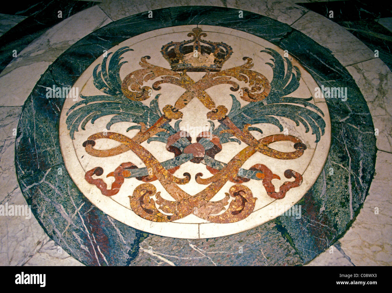 Doppio l iniziale, doppio L, iniziale, con pavimento in marmo e un pavimento a mosaico, la Cappella Reale, il Palazzo di Versailles, città di Versailles, Francia Foto Stock
