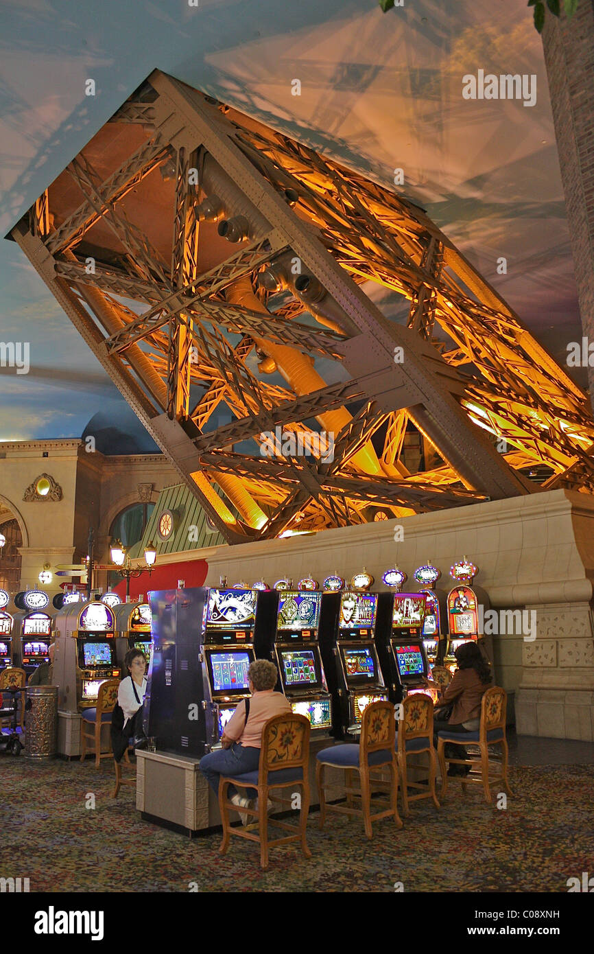 Le slot machines al Paris Las Vegas Casino, sotto una 'gambe' della Torre Eiffel replica Foto Stock