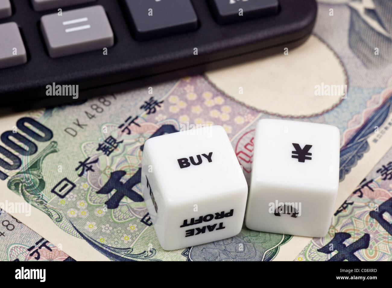 Valuta giapponese con la calcolatrice e tagliare a dadini Foto Stock