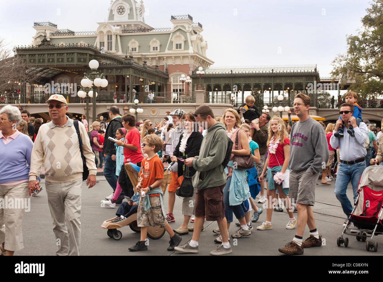I visitatori sono in arrivo nel Regno Magico di Disney World a Orlando in Florida. La stazione ferroviaria può essere visto nella parte posteriore. Foto Stock