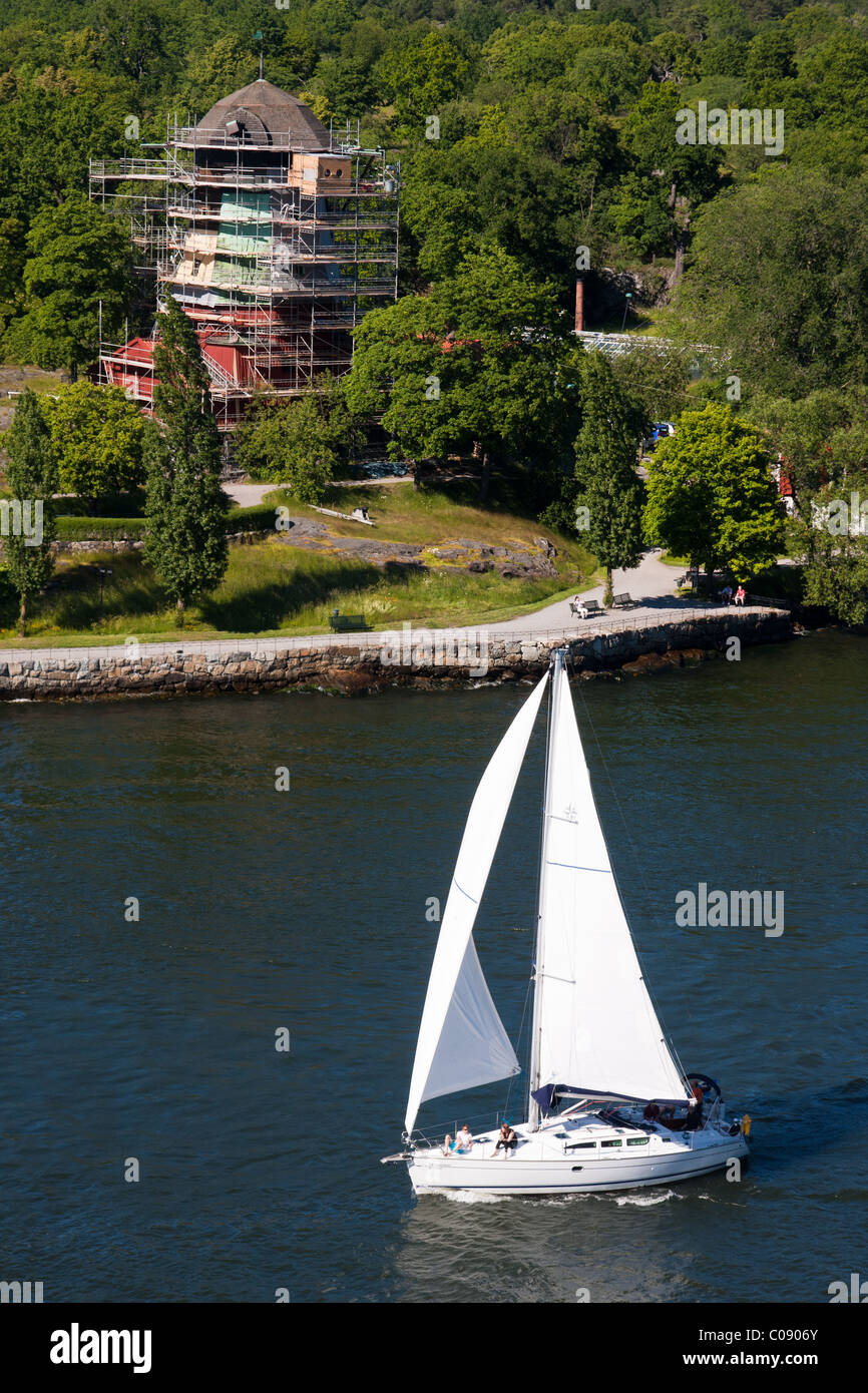 Barca a vela nel porto e arcipelago area della città di Stoccolma, Svezia. Foto Stock