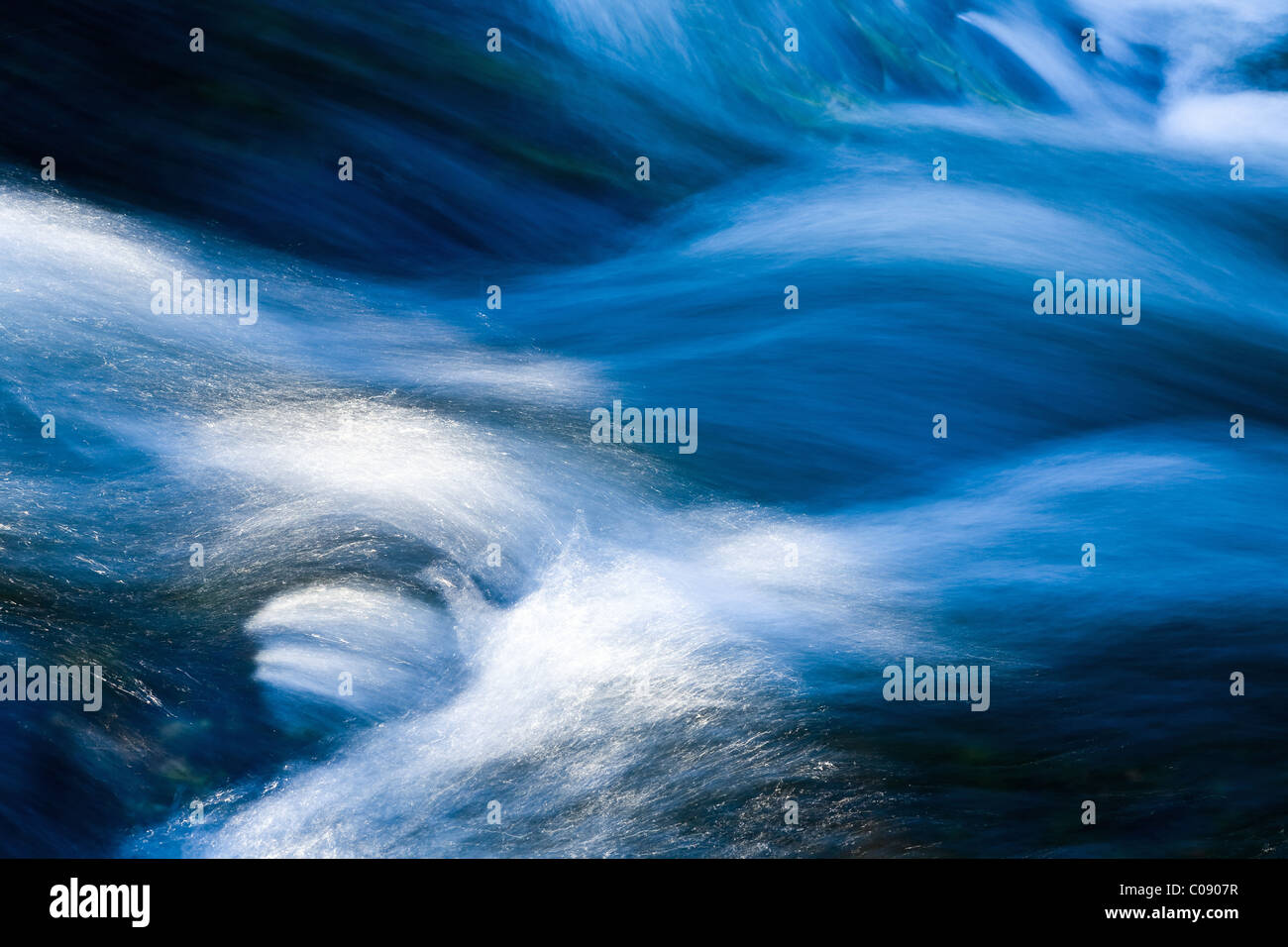 Immagine astratta di acqua che scorre in un tema di colore blu Foto Stock