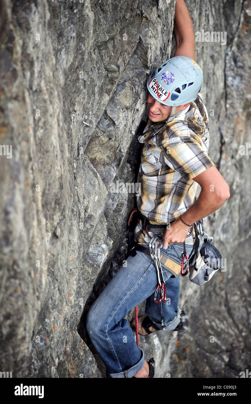 L'uomo arrampicata lungo il braccio Turnagain vicino a Anchorage, centromeridionale Alaska, estate Foto Stock