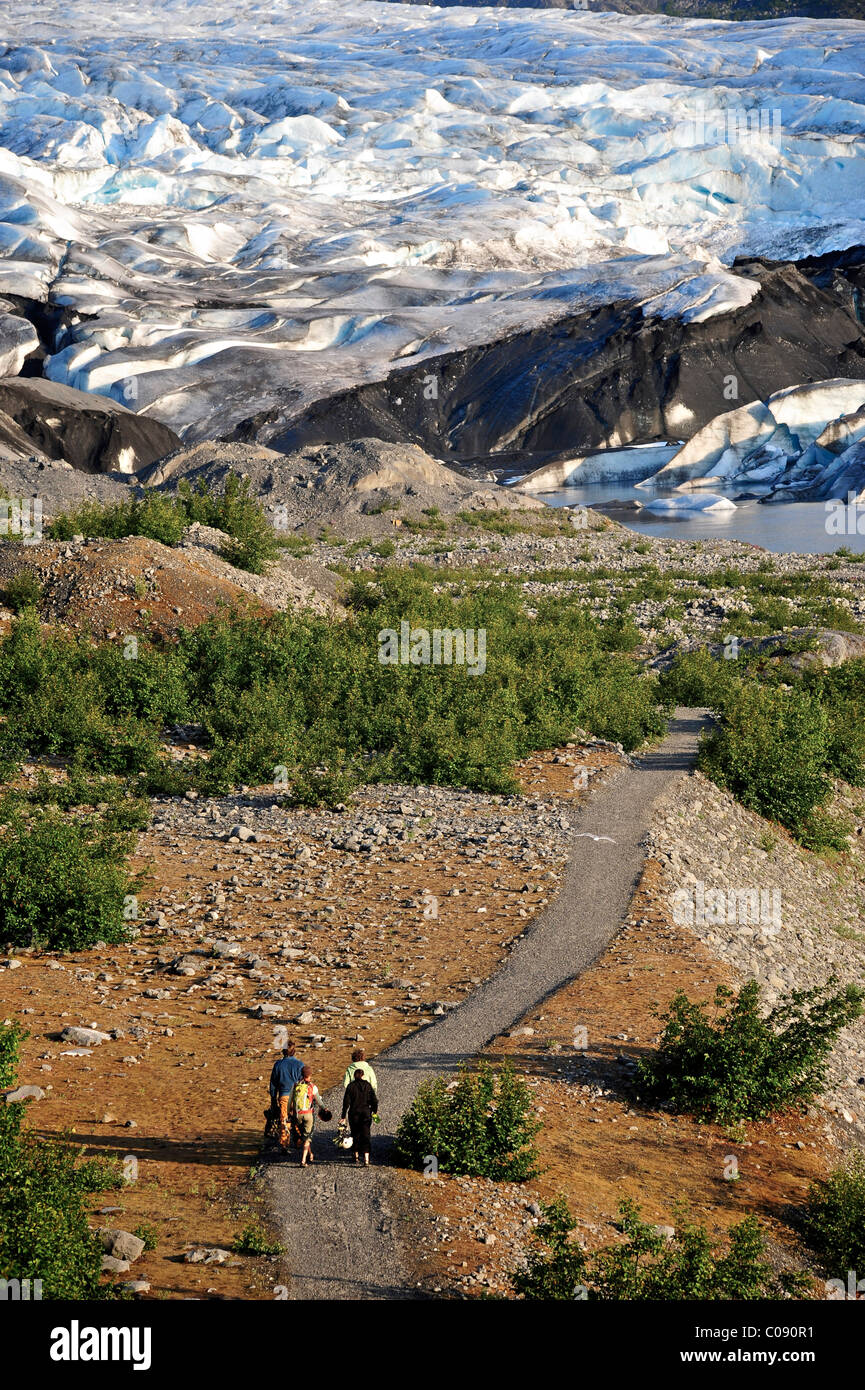 Vista su gli escursionisti a piedi lungo il sentiero di Spencer ghiacciaio, Chugach National Forest, Penisola di Kenai, centromeridionale Alaska Foto Stock