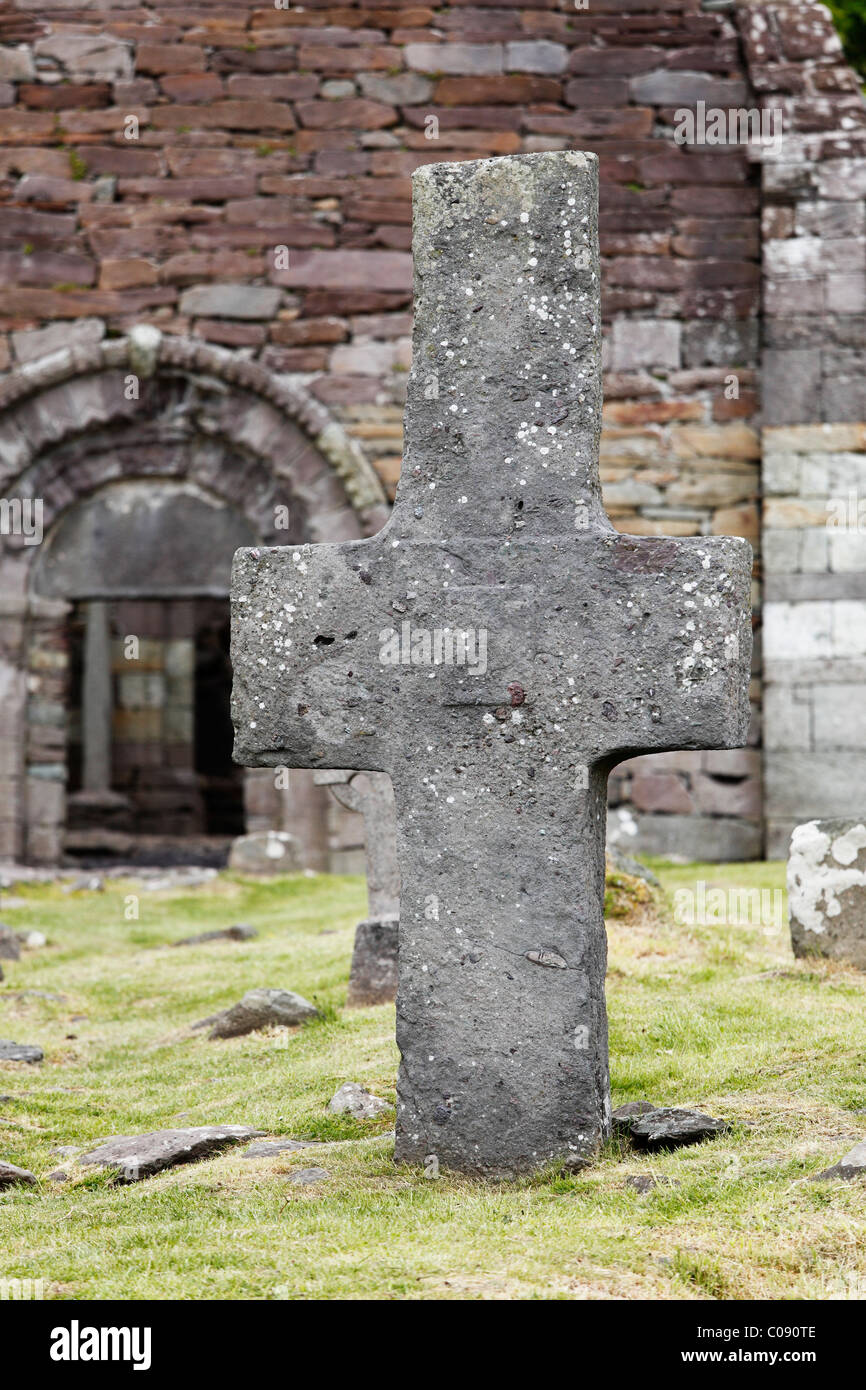 Croce di pietra, ex monastero chiesa Kilmalkedar, penisola di Dingle, nella contea di Kerry, Irlanda Isole britanniche, Europa Foto Stock