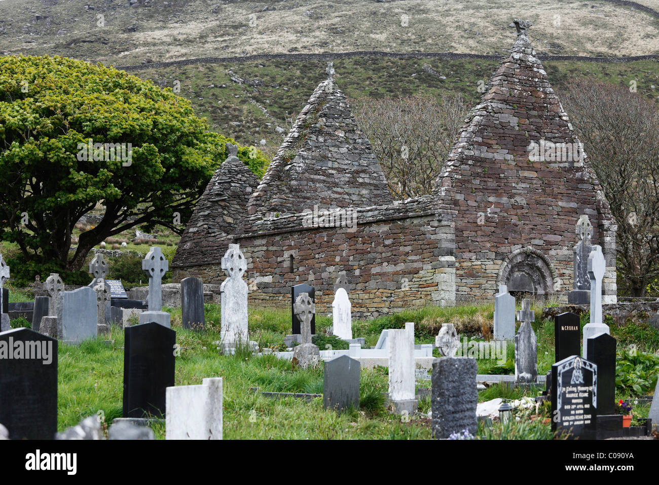 Ex monastero chiesa Kilmalkedar, penisola di Dingle, nella contea di Kerry, Irlanda Isole britanniche, Europa Foto Stock