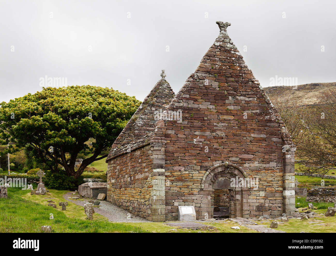 Ex monastero chiesa Kilmalkedar, penisola di Dingle, nella contea di Kerry, Irlanda Isole britanniche, Europa Foto Stock
