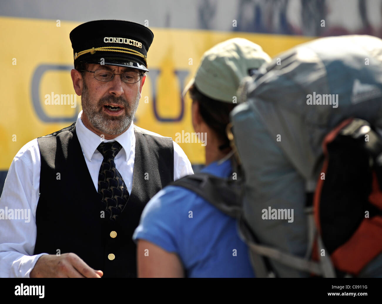 Il conduttore saluta i passeggeri come essi bordo dell'Alaska Railroad a Portage per un fischio smettere di viaggio a Spencer ghiacciaio, Alaska Foto Stock