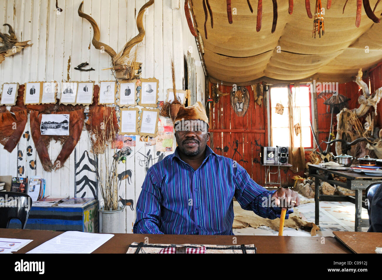 Il proprietario di un ristorante di cucina locale nella sua sala da pranzo nel Mondesa Township, città di Swakopmund, Namibia, Africa Foto Stock