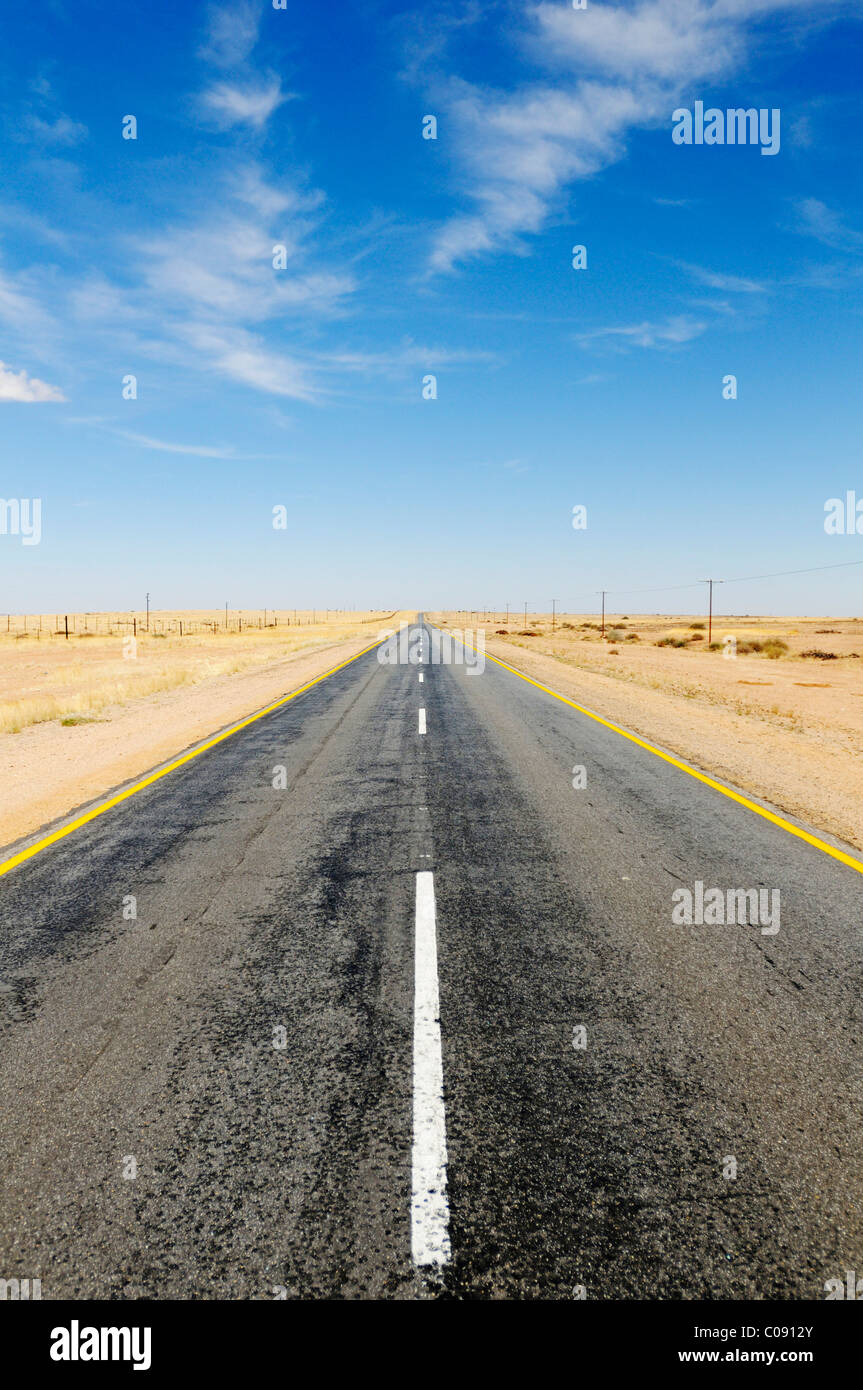 Solitario strada deserta nel Deserto Namibiano tra e per Windhoek e Swakopmund, Namibia, Africa Foto Stock
