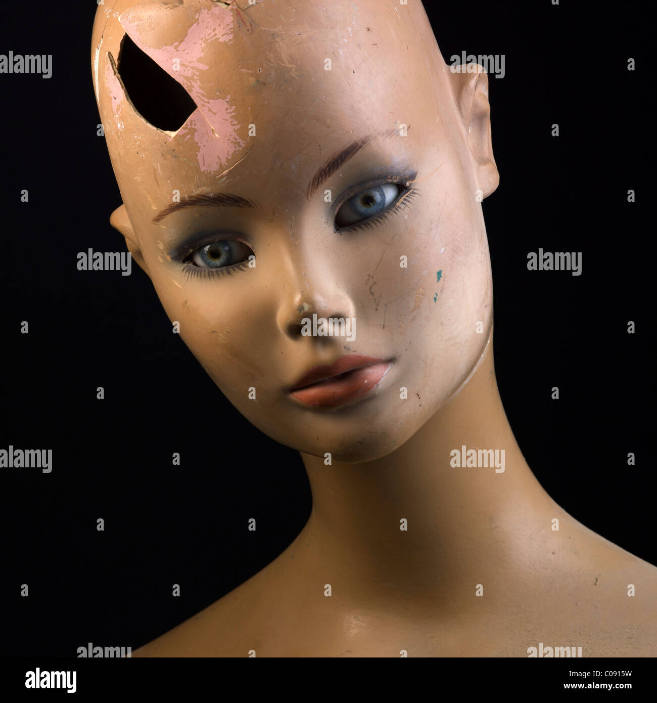 La violenza domestica contro le donne concetto - close up del volto di donna rotto manichino Foto Stock