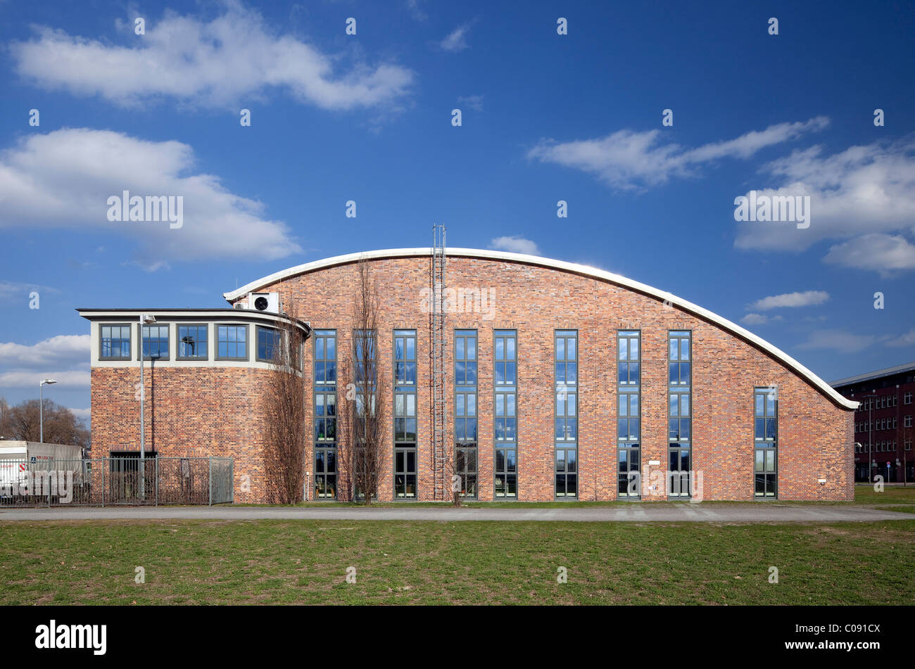 Hangar della ex Johannisthal airfield, Humboldt-University, Adlershof della Città della Scienza, Berlino, Germania, Europa Foto Stock