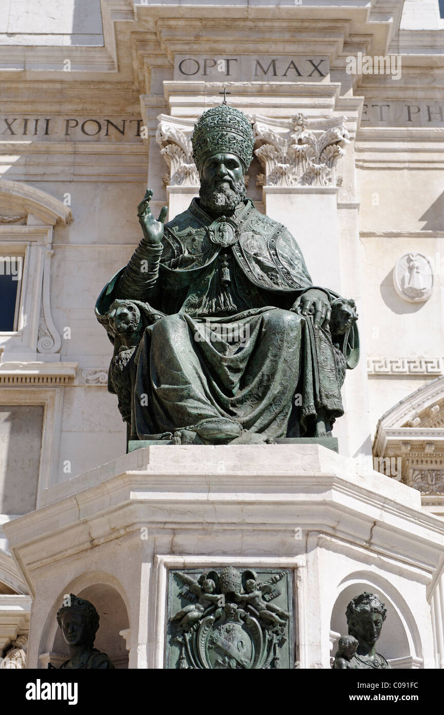 La statua di Papa Sisto V., della Basilica della Santa Casa di Loreto, luogo di pellegrinaggio, in provincia di Ancona, nelle Marche Italia, Europa Foto Stock