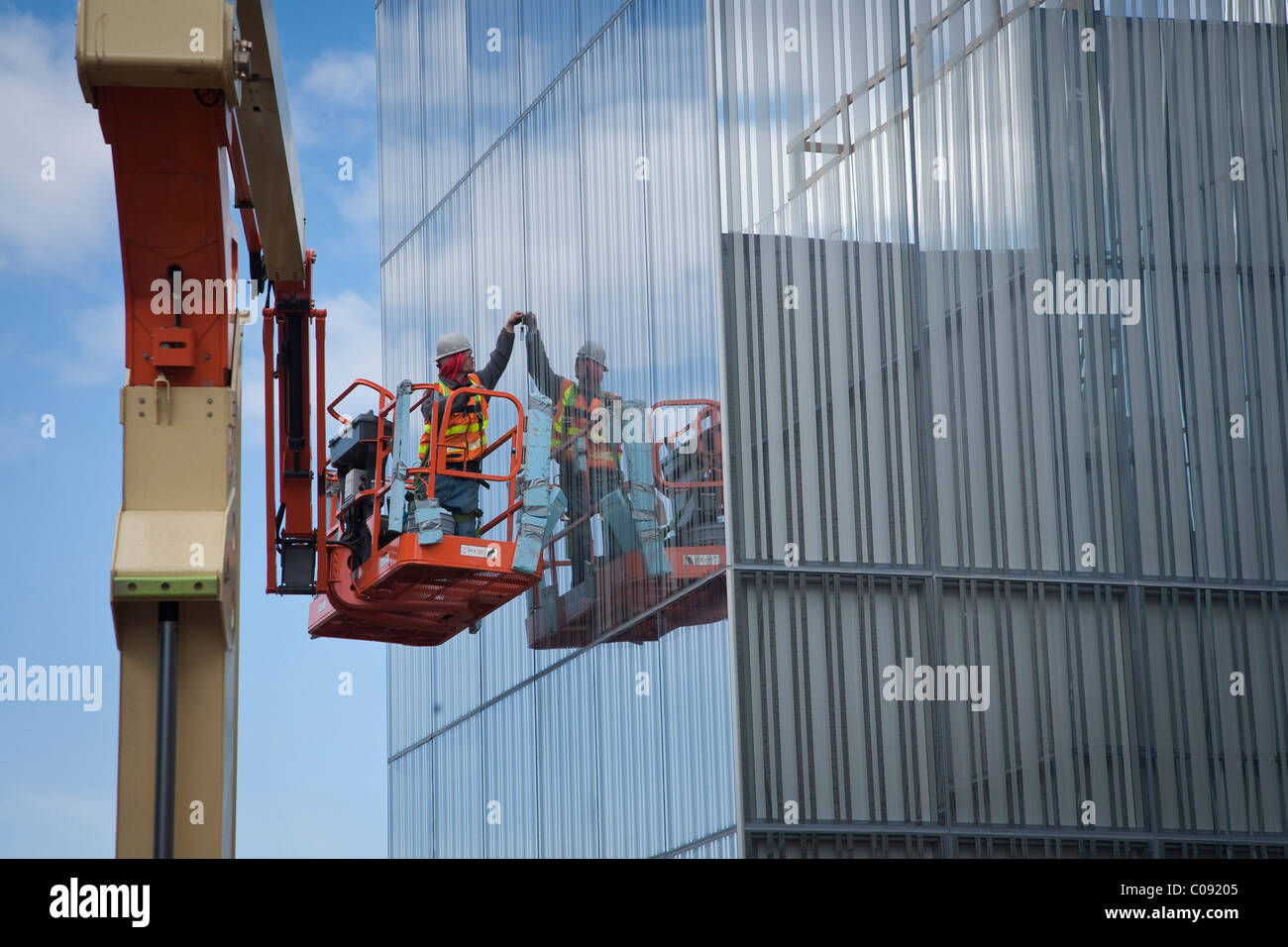 Voce maschile glazer installa il vetro sulla parte esterna del museo di ancoraggio aggiunta durante la fase di costruzione, Anchorage in Alaska, Foto Stock