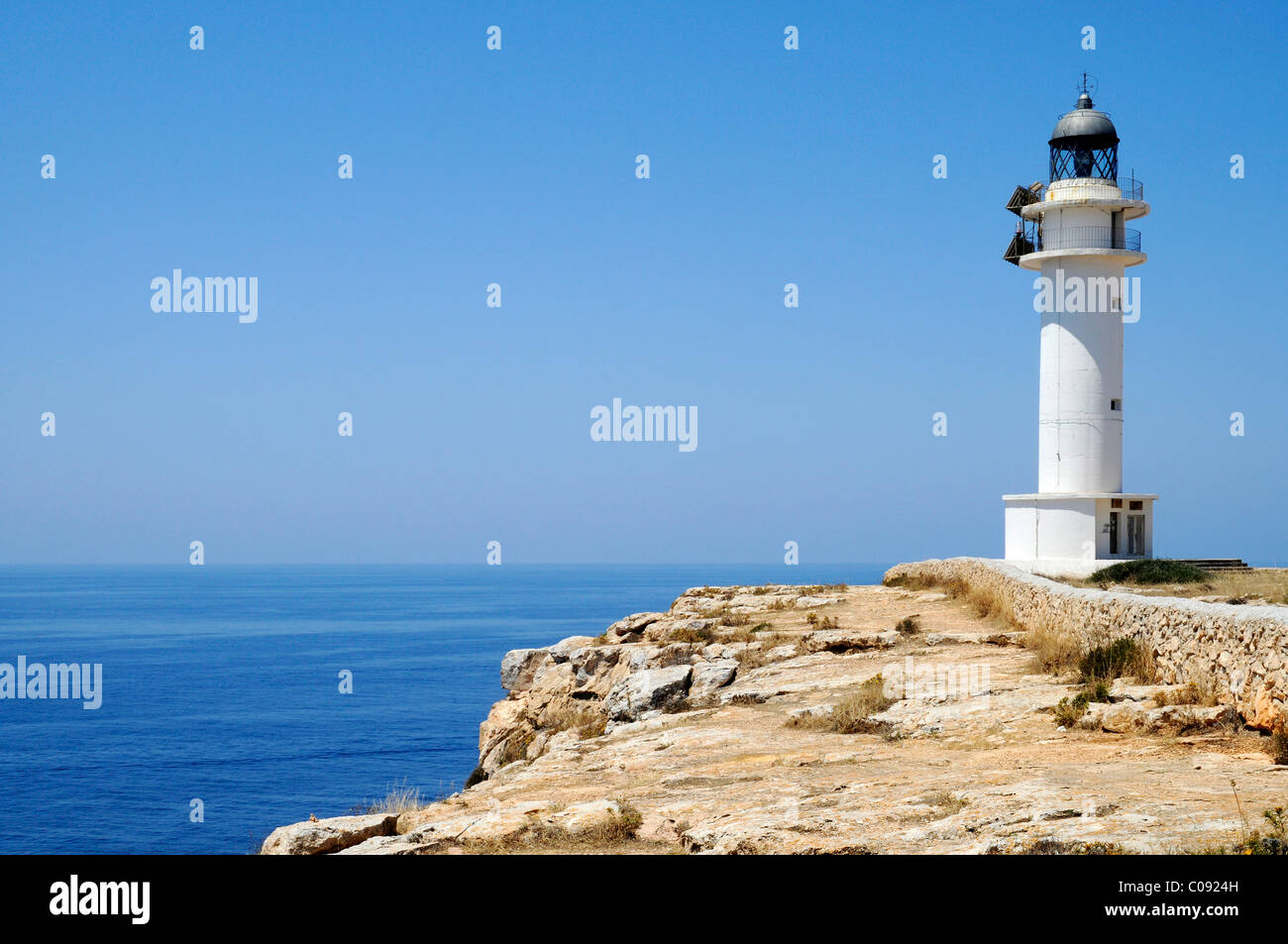 Faro, scogliere, Cap de Barbaria, Mare mediterraneo, Formentera, Pityuses, isole Baleari, Spagna, Europa Foto Stock