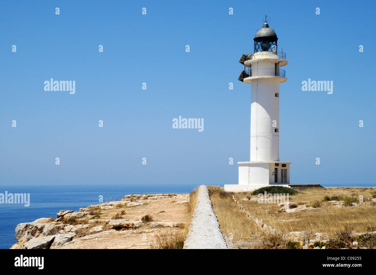 Faro, scogliere, Cap de Barbaria, Mare mediterraneo, Formentera, Pityuses, isole Baleari, Spagna, Europa Foto Stock