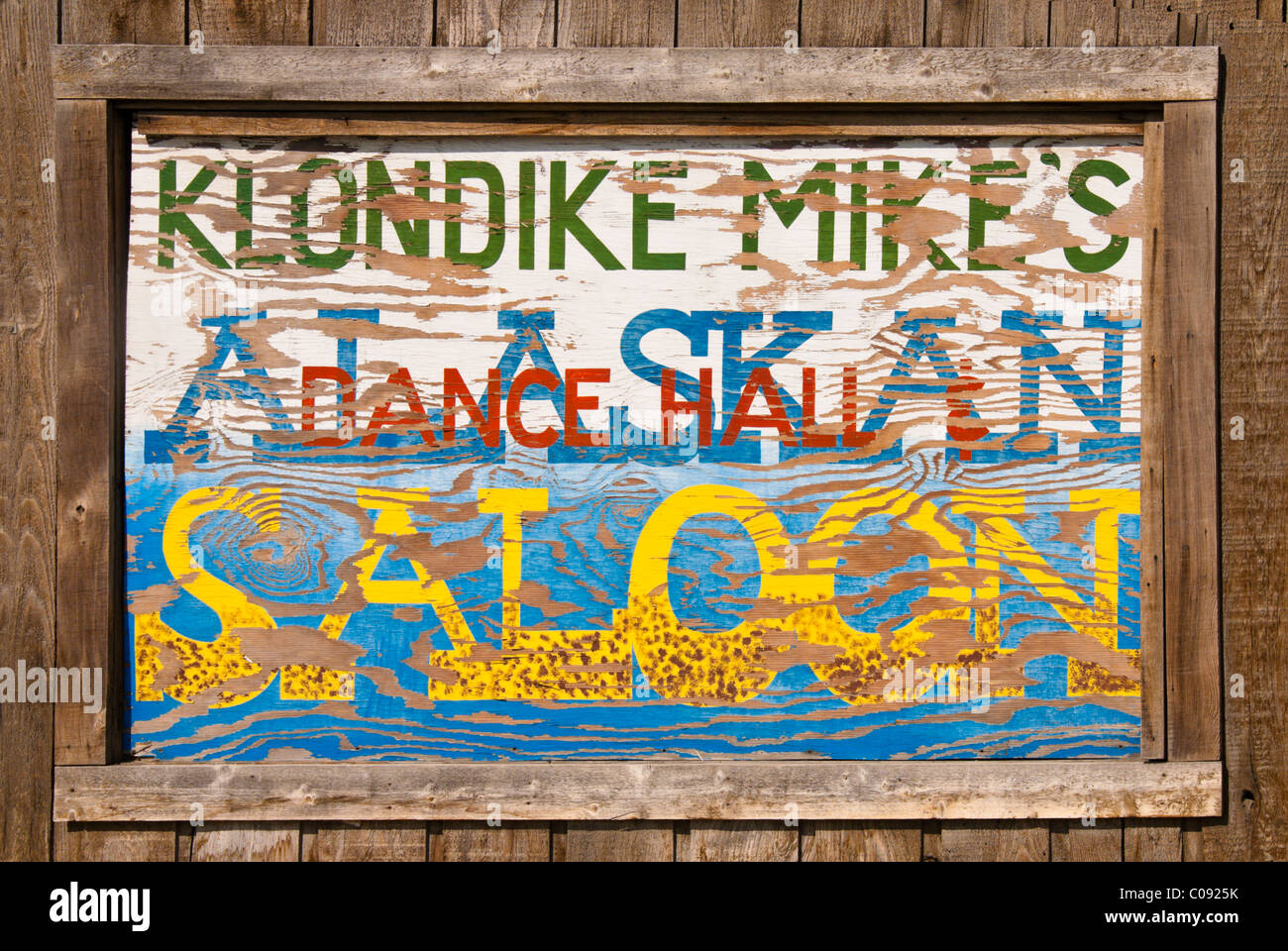 Close up di un segno per il Klondike Mike's Alaskan Saloon, Palmer, centromeridionale Alaska, Estate. Altered digitalmente Foto Stock