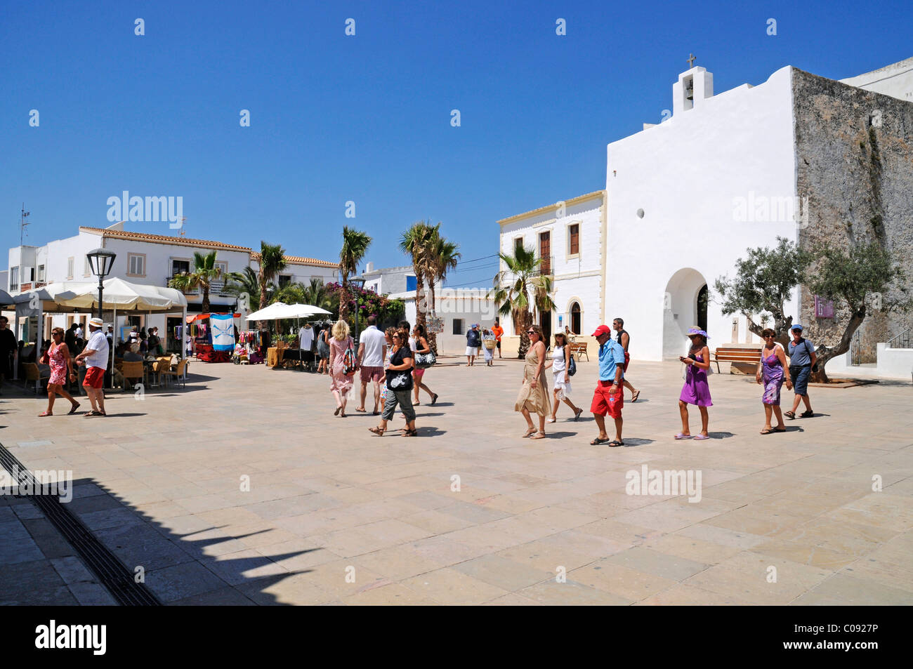 I turisti, Chiesa di Sant Francesc, San Francisco Javier, Formentera, Pityuses, isole Baleari, Spagna, Europa Foto Stock