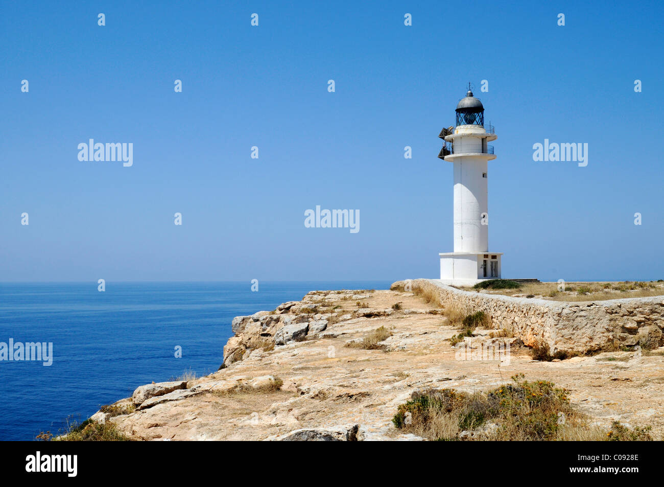 Faro, scogliere, Cap de Barbaria, Formentera, Pityuses, isole Baleari, Spagna, Europa Foto Stock