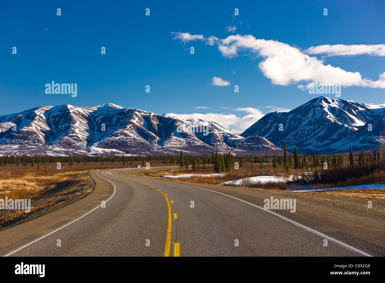 Vista del George Parks Highway come passa attraverso l'Alaska Range pedemontana in ampia Pass, centromeridionale Alaska, molla Foto Stock