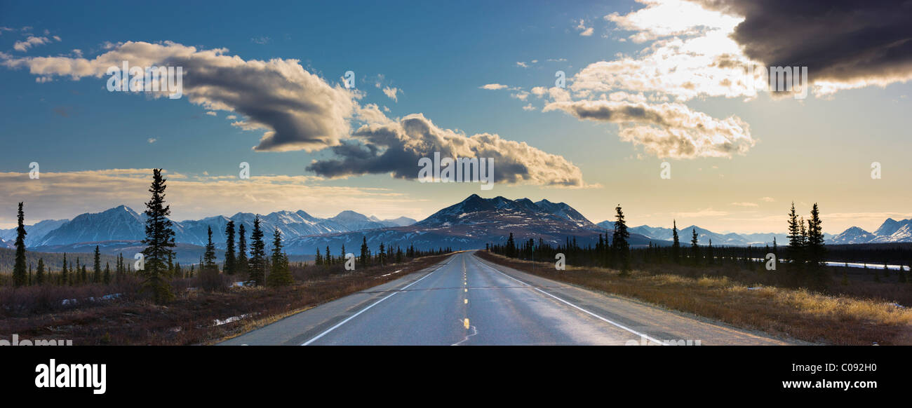 Vista del George Parks Highway come passa attraverso l'Alaska Range pedemontana in ampia Pass, Alaska Foto Stock