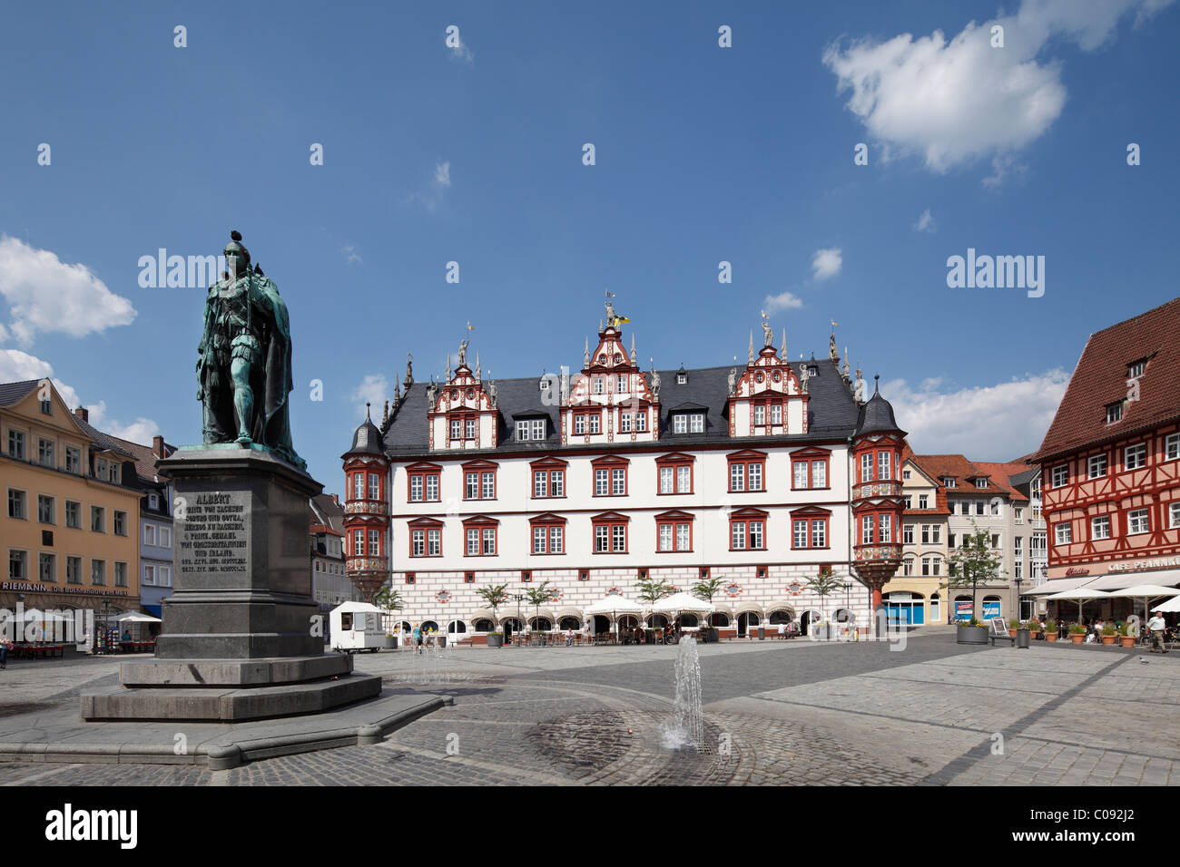 Prince Albert Memorial e il Municipio sulla Marktplatz square, Coburg, Alta Franconia, Franconia, Baviera, Germania, Europa Foto Stock