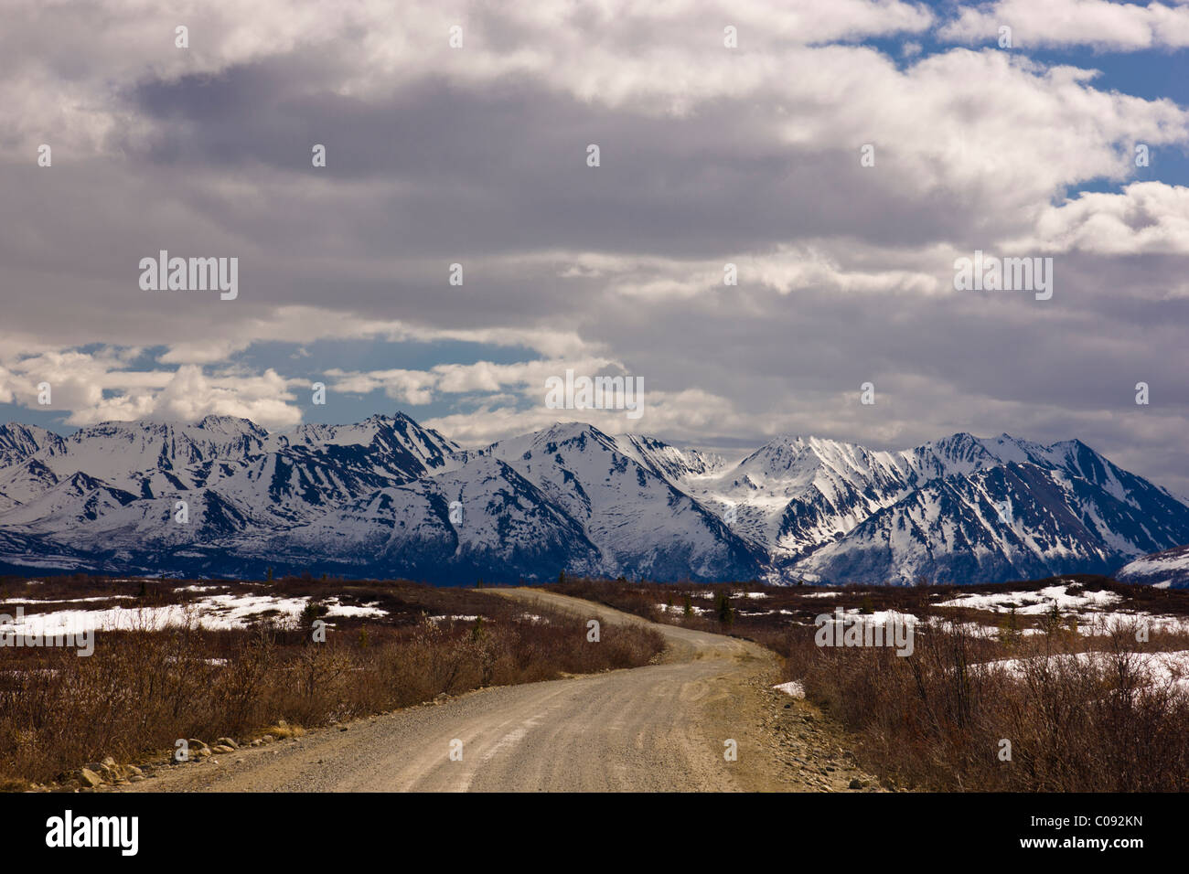 Denali Highway e Alaska Range pedemontana con Clearwater montagne sullo sfondo, Alaska Foto Stock