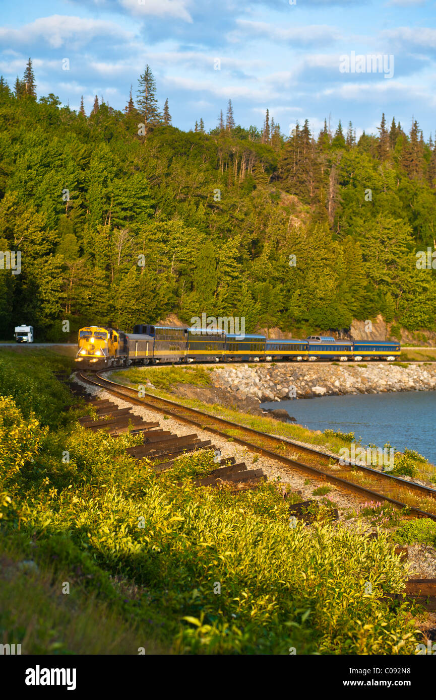 Un Alaska Railroad treni passeggeri arrotonda un angolo lungo Turnagain braccio vicino Bird Creek, centromeridionale Alaska, estate Foto Stock