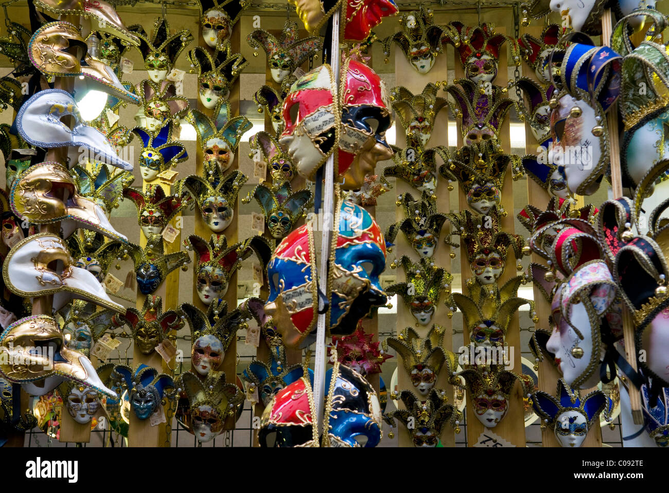 Pressione di stallo di maschera, il Mercato di San Lorenzo, Firenze, Firenze, Toscana, Italia Foto Stock