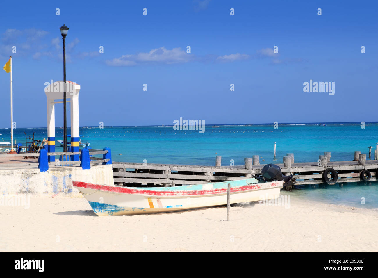 Puerto Morelos spiaggia con la barca nei Caraibi turchesi Foto Stock