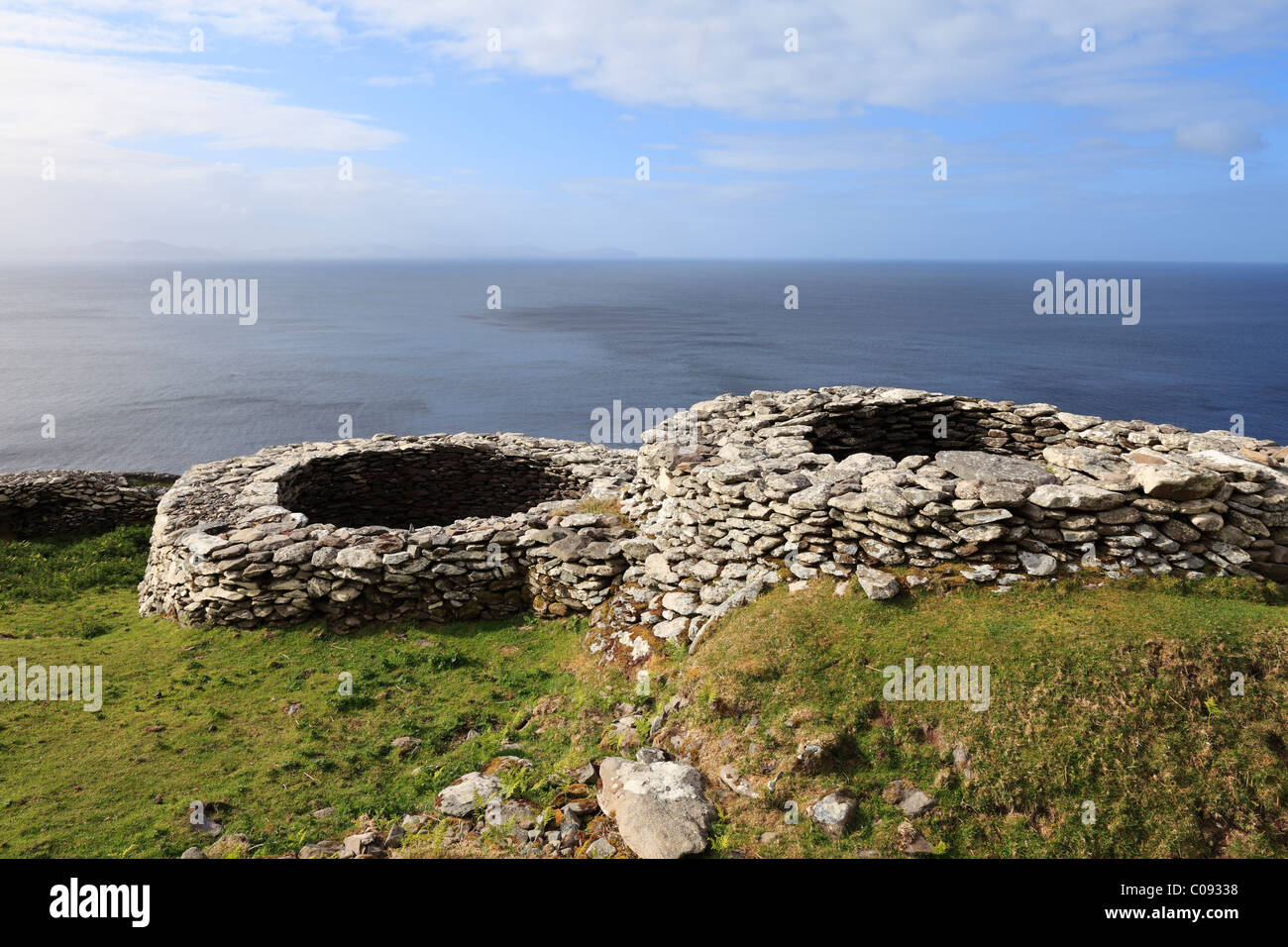 Glenfahan Beehive capanne, Slea Head, penisola di Dingle, nella contea di Kerry, Irlanda Isole britanniche, Europa Foto Stock