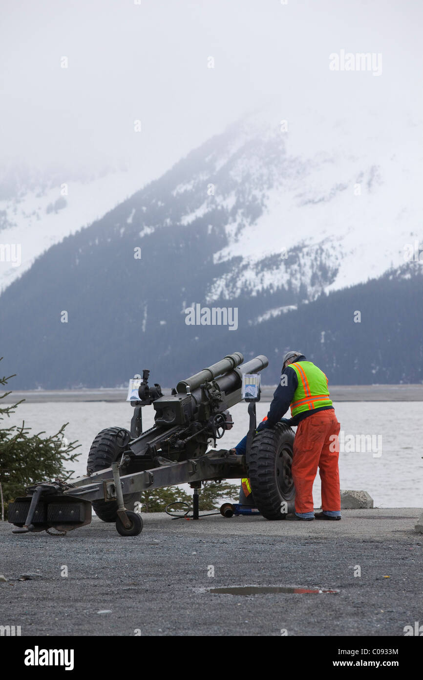 Alaska Department of Transportation lavoratori utilizzano un obice cannone per avviare valanghe controllata lungo la Seward Highway Foto Stock