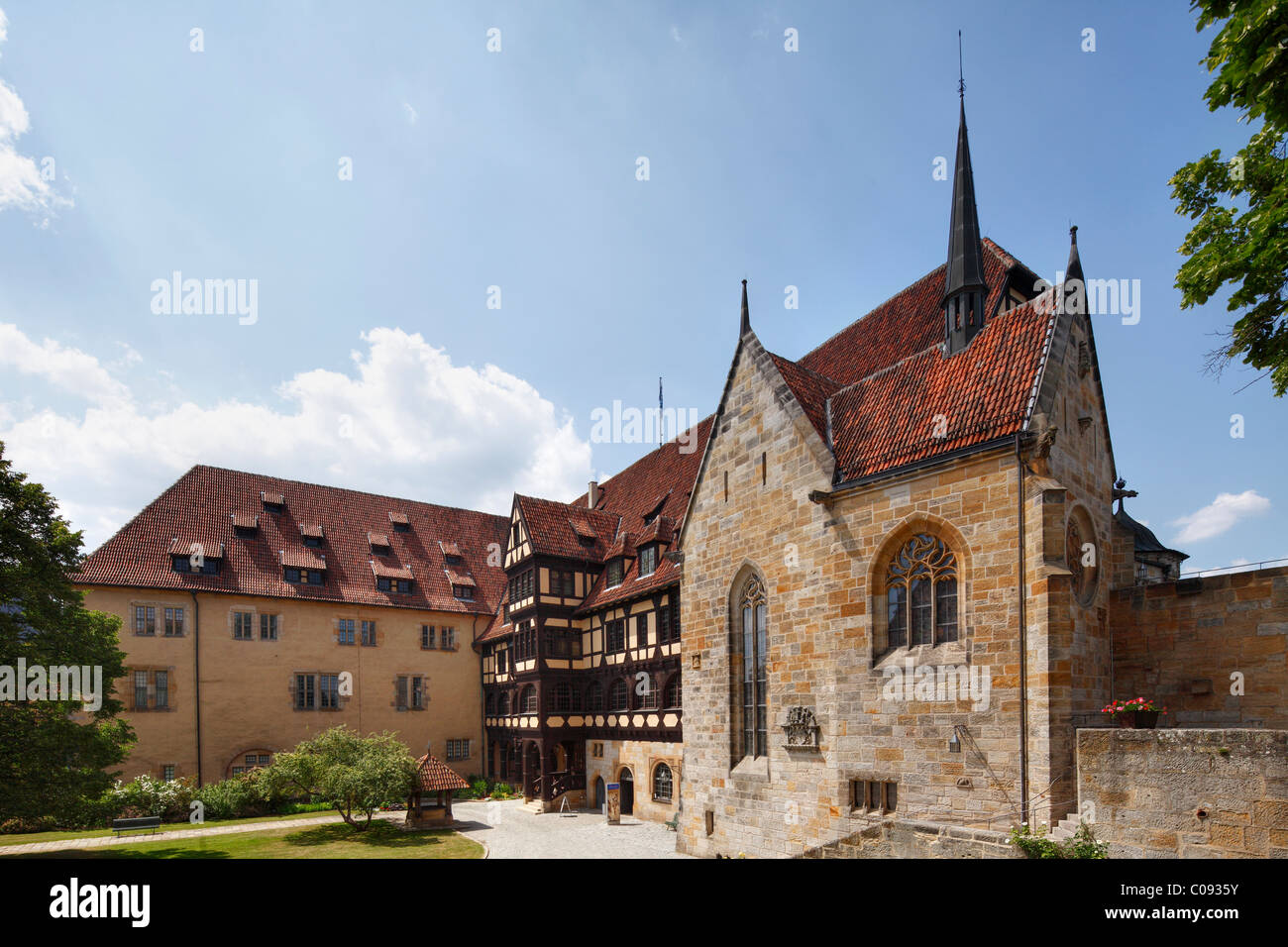 Cortile interno con il Princes' residence, fontane e una cappella, Veste Coburg Castello, Alta Franconia, Franconia, Bavaria Foto Stock