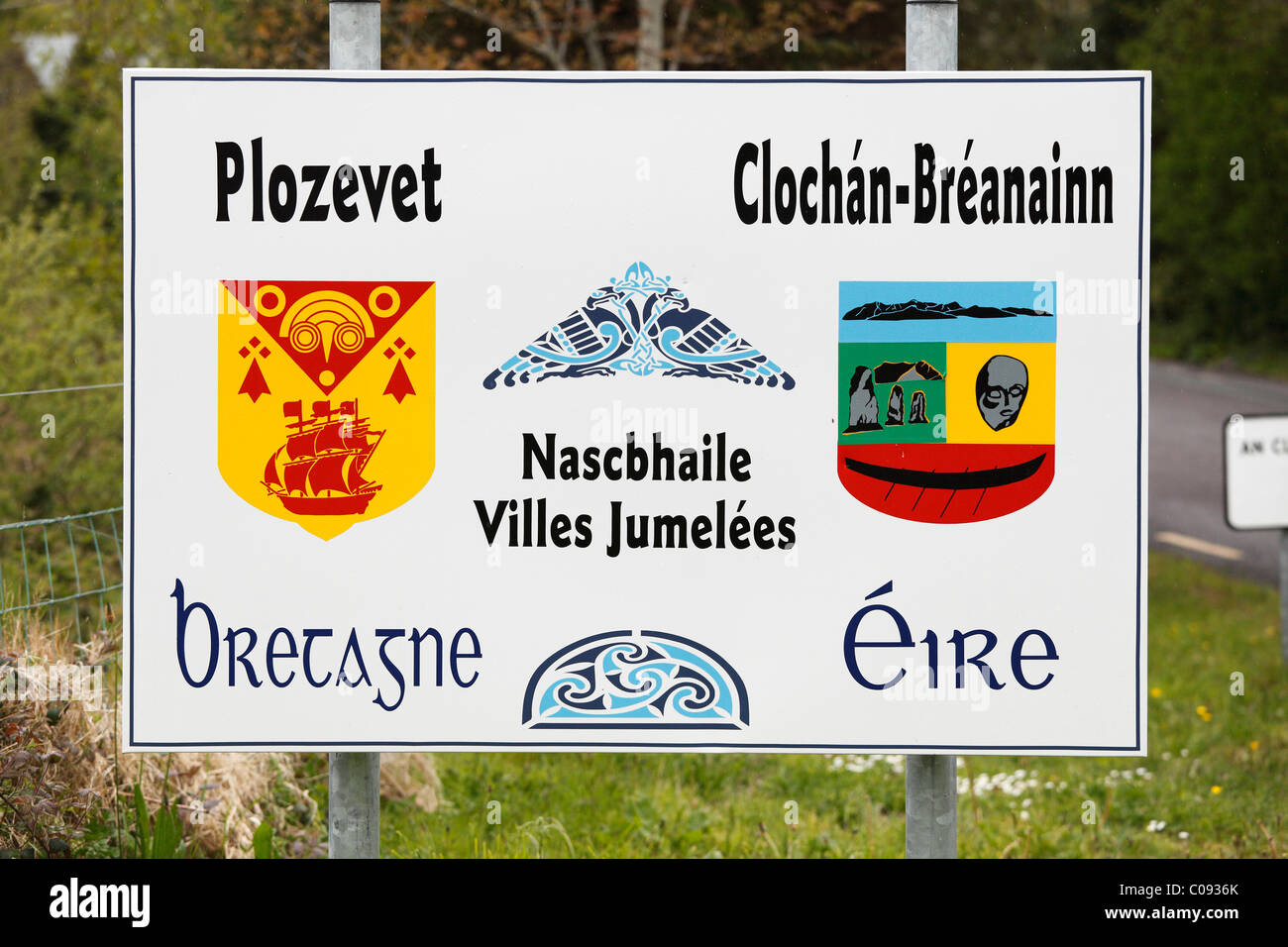 Sign in irlandese e francese per le città gemellate Plozevet in Bretagna e Brandon-Cloghan in Irlanda, la penisola di Dingle, , Ireland Foto Stock