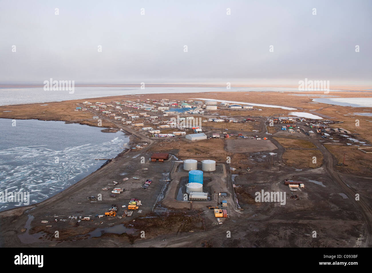 Vista aerea del villaggio di Kaktovik, pianura costiera di ANWR, Arctic Alaska, estate Foto Stock