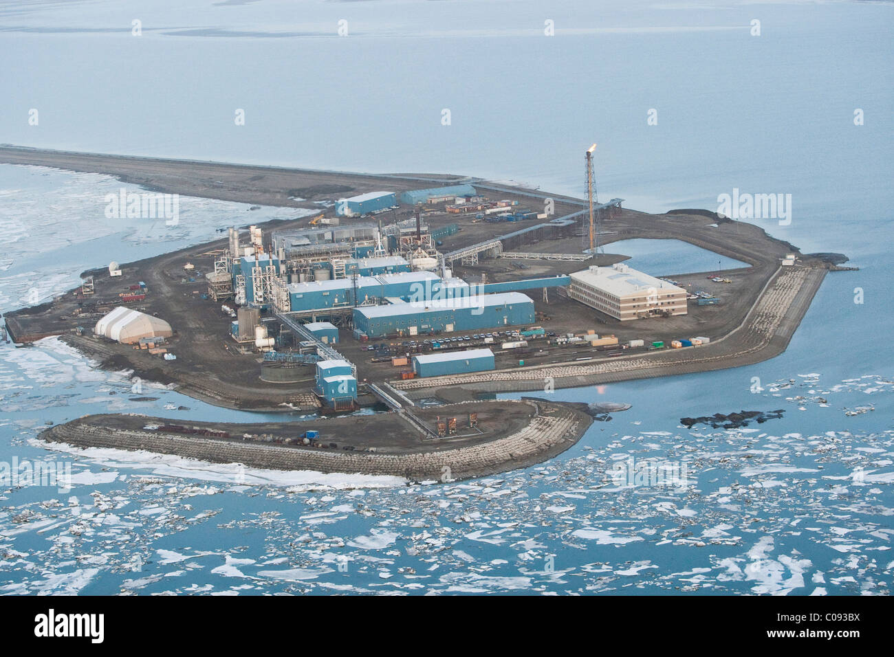 Vista aerea di un pozzo di petrolio della piattaforma di perforazione, Prudhoe Bay, Beaufort Sea vicino a Deadhorse, Alaska Foto Stock