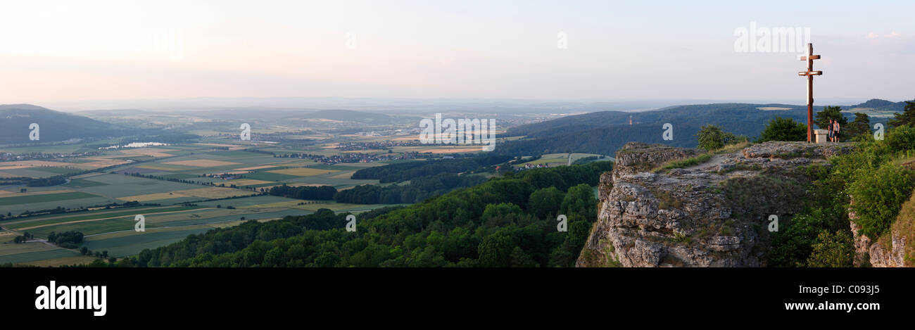 Vista dalla montagna Staffelberg oltre Maintal valley con Lichtenfels, Svizzera della Franconia, Alb francone, Alta Franconia Foto Stock
