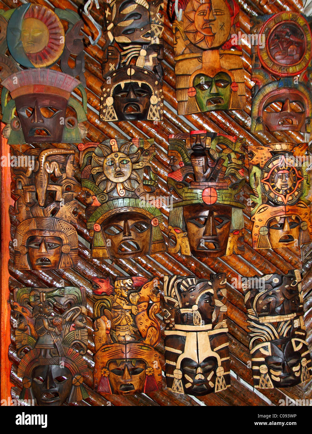 Bellissima messicana maschera in legno artigianali di superfici di legno Foto Stock