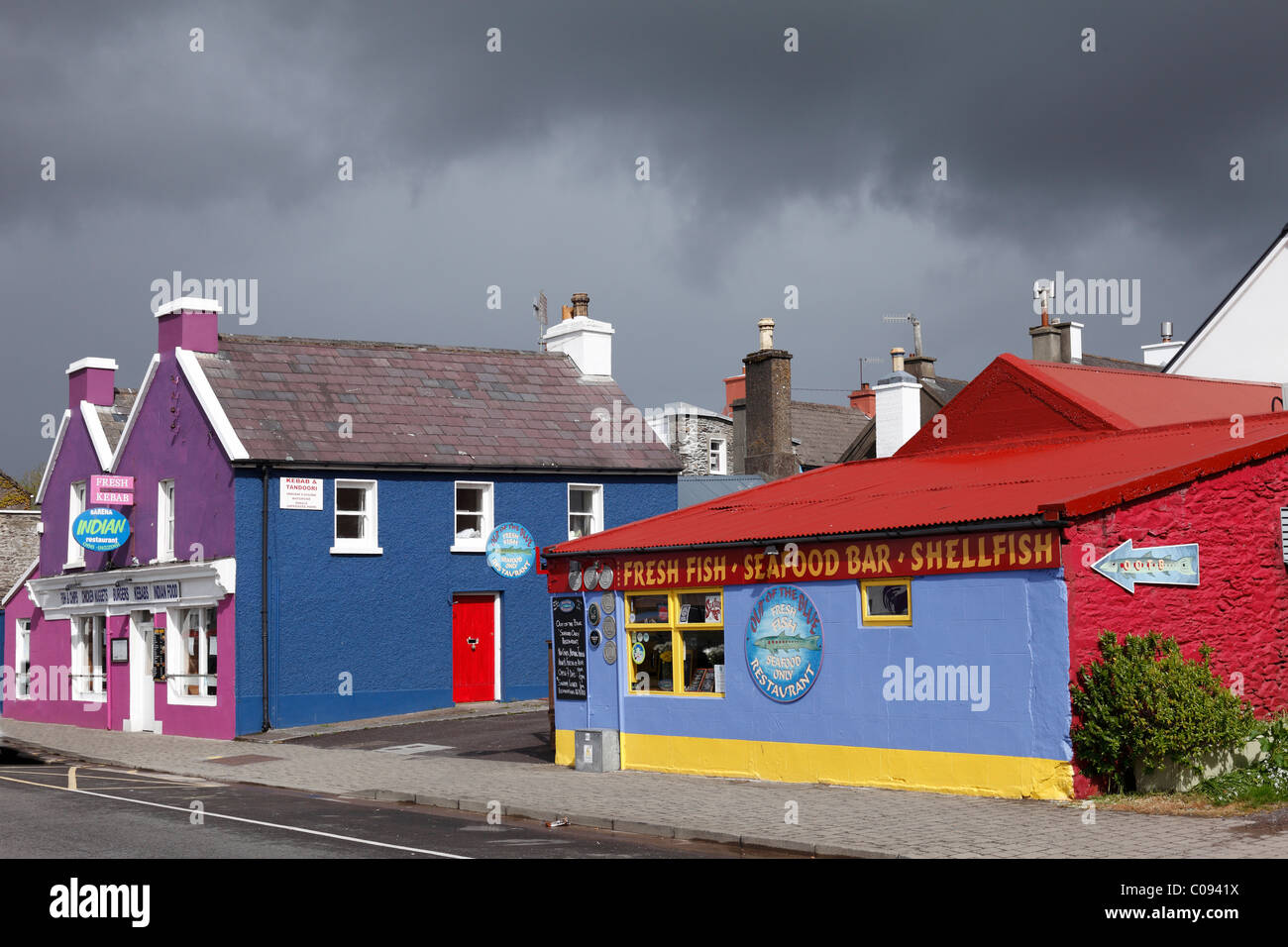 Al di fuori del blu ristorante di pesce e case colorate, Dingle, nella contea di Kerry, Irlanda Isole britanniche, Europa Foto Stock