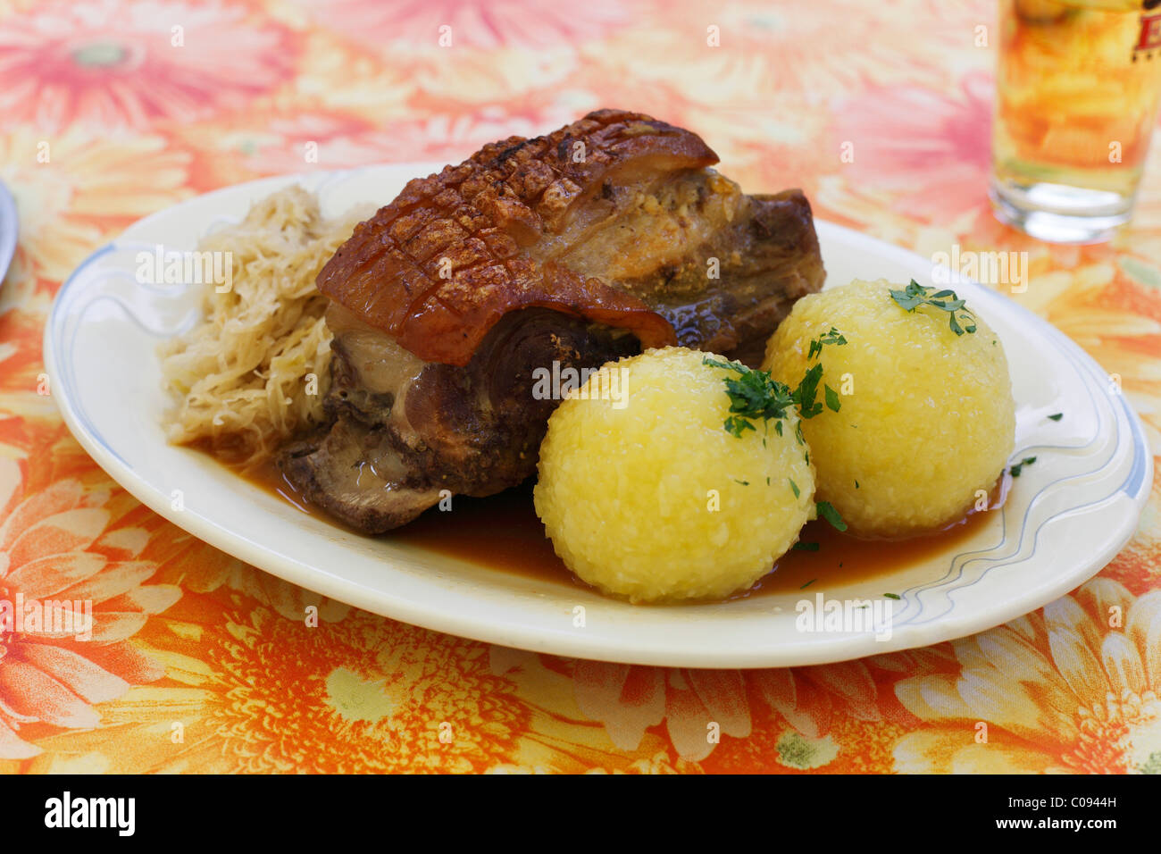 Spalla di maiale arrosto con canederli e crauti, Alta Franconia, Franconia, Baviera, Germania, Europa Foto Stock