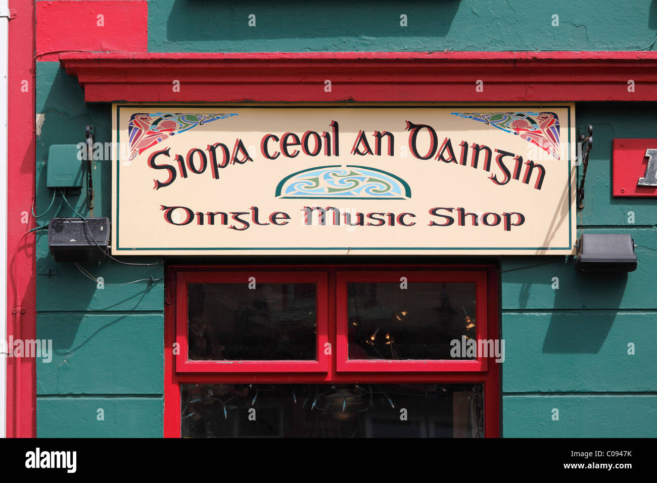 Dingle Music shop, sign in irlandese e inglese, Dingle, nella contea di Kerry, Irlanda Isole britanniche, Europa Foto Stock