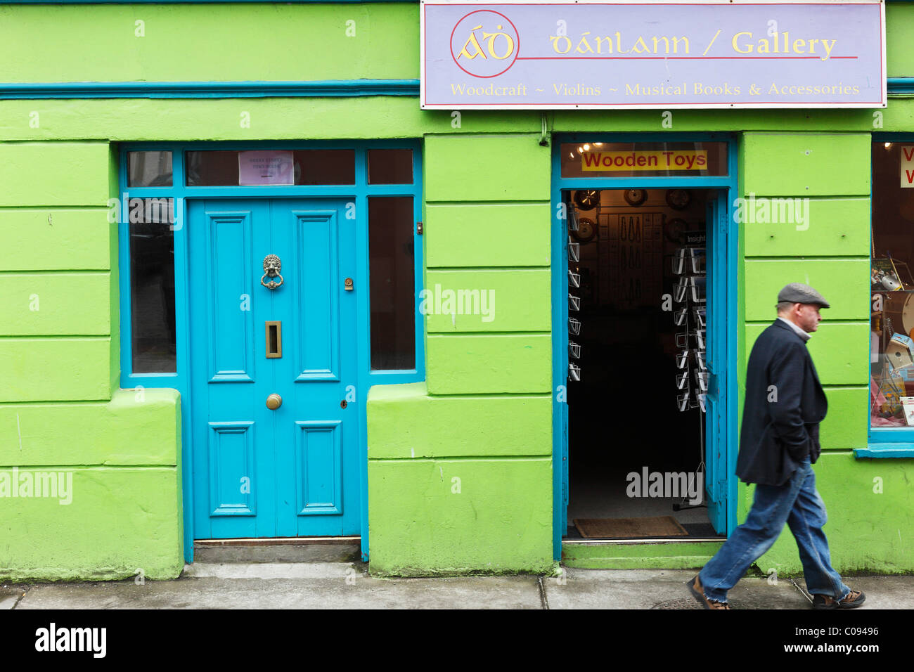 Facciata colorata, souvenir shop, Dingle, nella contea di Kerry, Irlanda Isole britanniche, Europa Foto Stock