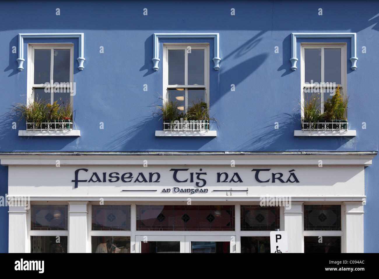 La facciata della casa con bottega, lettering irlandese, Dingle, nella contea di Kerry, Irlanda Isole britanniche, Europa Foto Stock